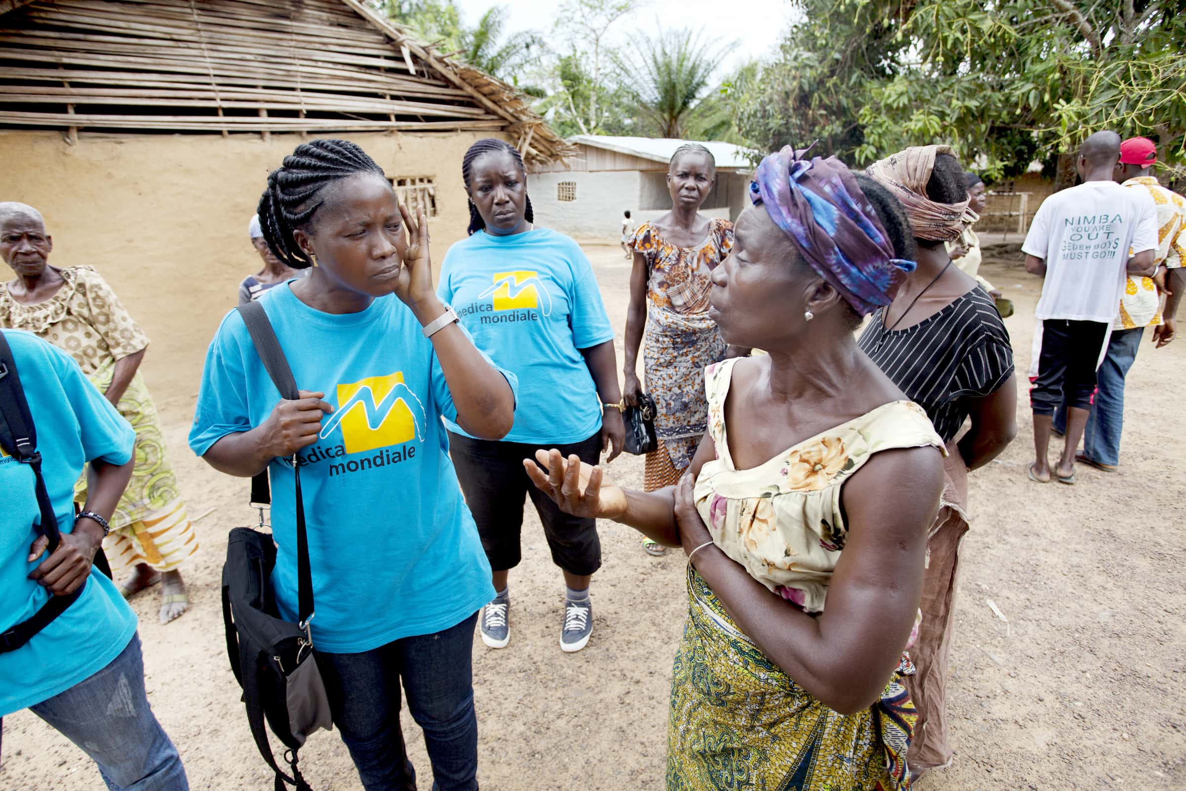 Gesundheitsberatung für geflüchtete Frauen: Mitarbeiterinnen von medica mondiale Liberia besuchen regelmäßig Frauen, die 2010 vor dem Bürgerkrieg in der Elfenbeinküste in die liberianischen Grenzgebiete geflohen sind. © Rendel Freude/medica mondiale